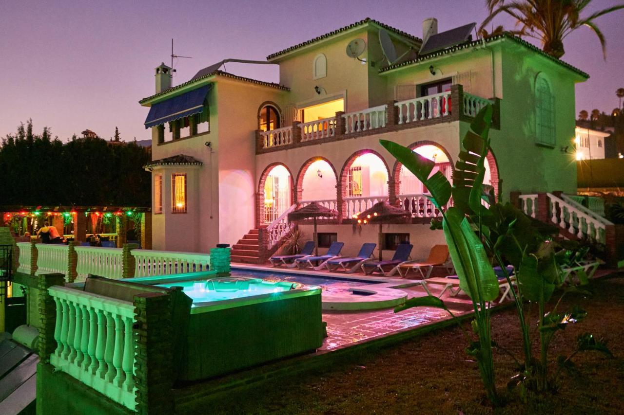 Beautiful 9 Bedroom With And Pool. *