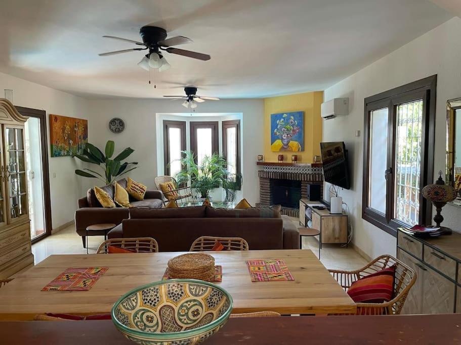 Beautiful 9 Bedroom With And Pool.