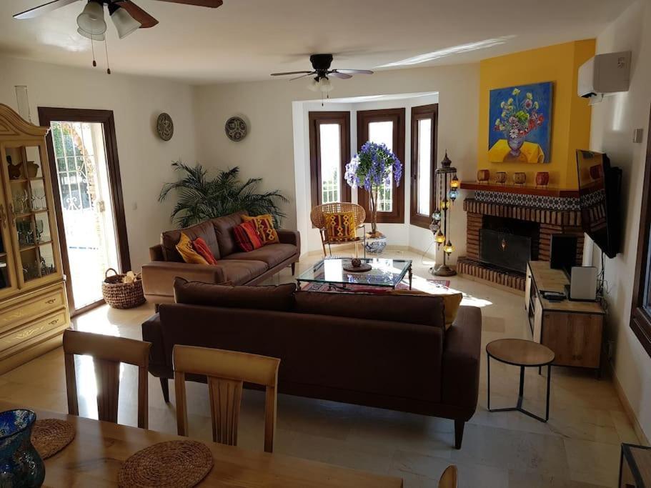 Villa Beautiful 9 Bedroom With And Pool. *