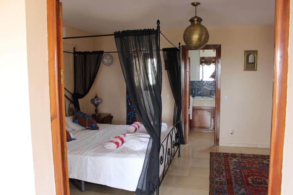 Beautiful 9 Bedroom With And Pool. Villa *