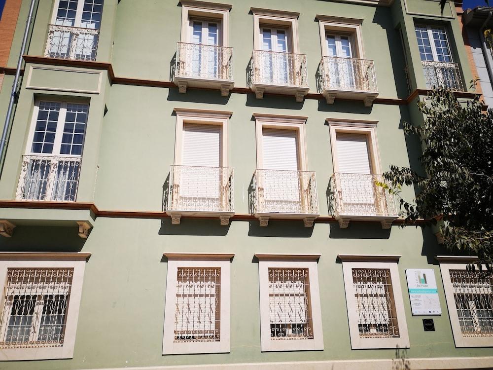 Del Pintor Apartahotel