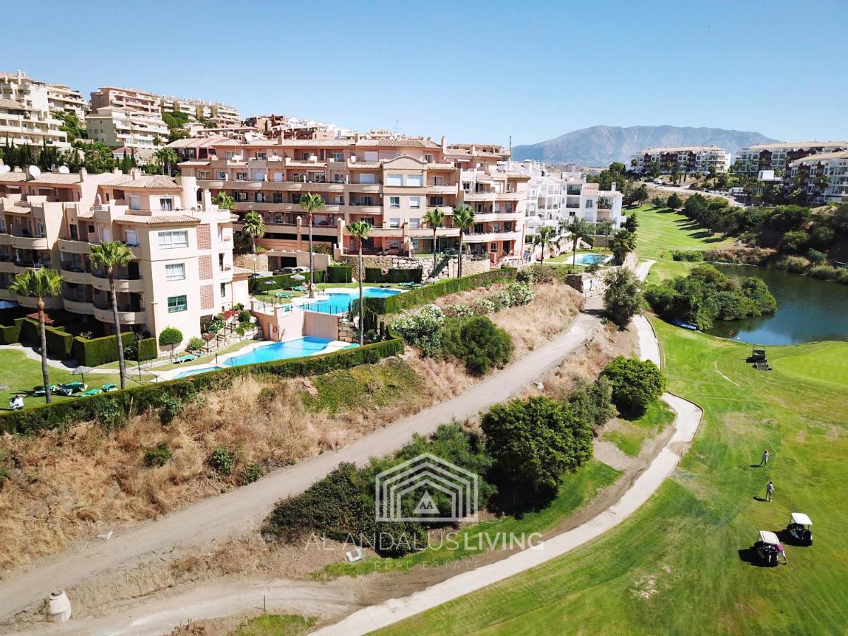 Spacious Perfectly Maintained House With Private Garden And Communal Pool In Riviera Del Sol *