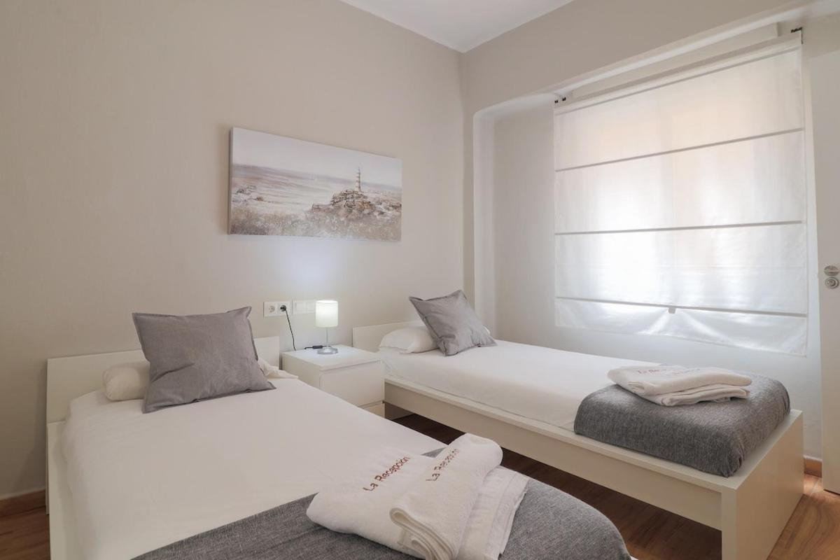 C102 - Huge And Stylish 5 Bedroom By The Center Apartment