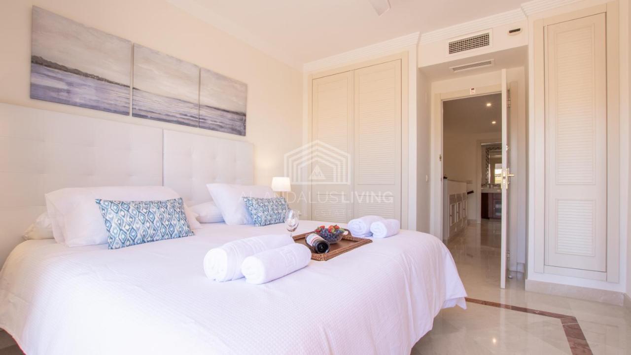 Spacious Perfectly Maintained House With Private Garden And Communal Pool In Riviera Del Sol Villa