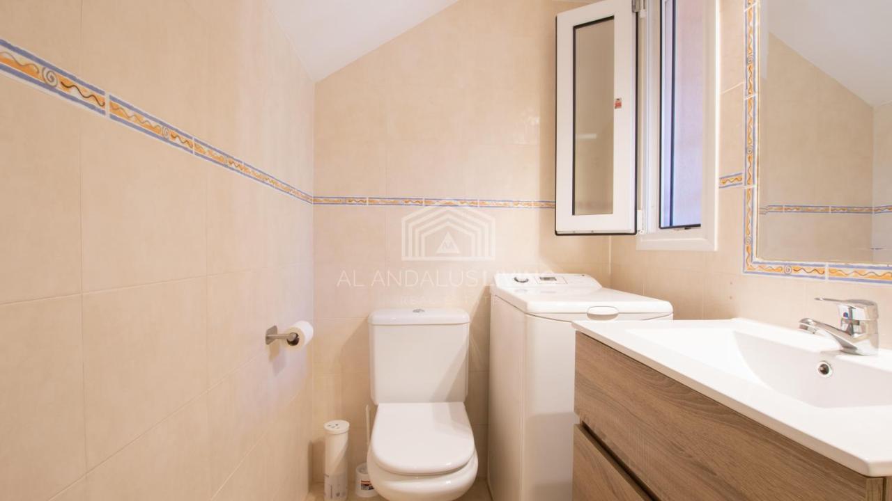 Spacious Perfectly Maintained House With Private Garden And Communal Pool In Riviera Del Sol *