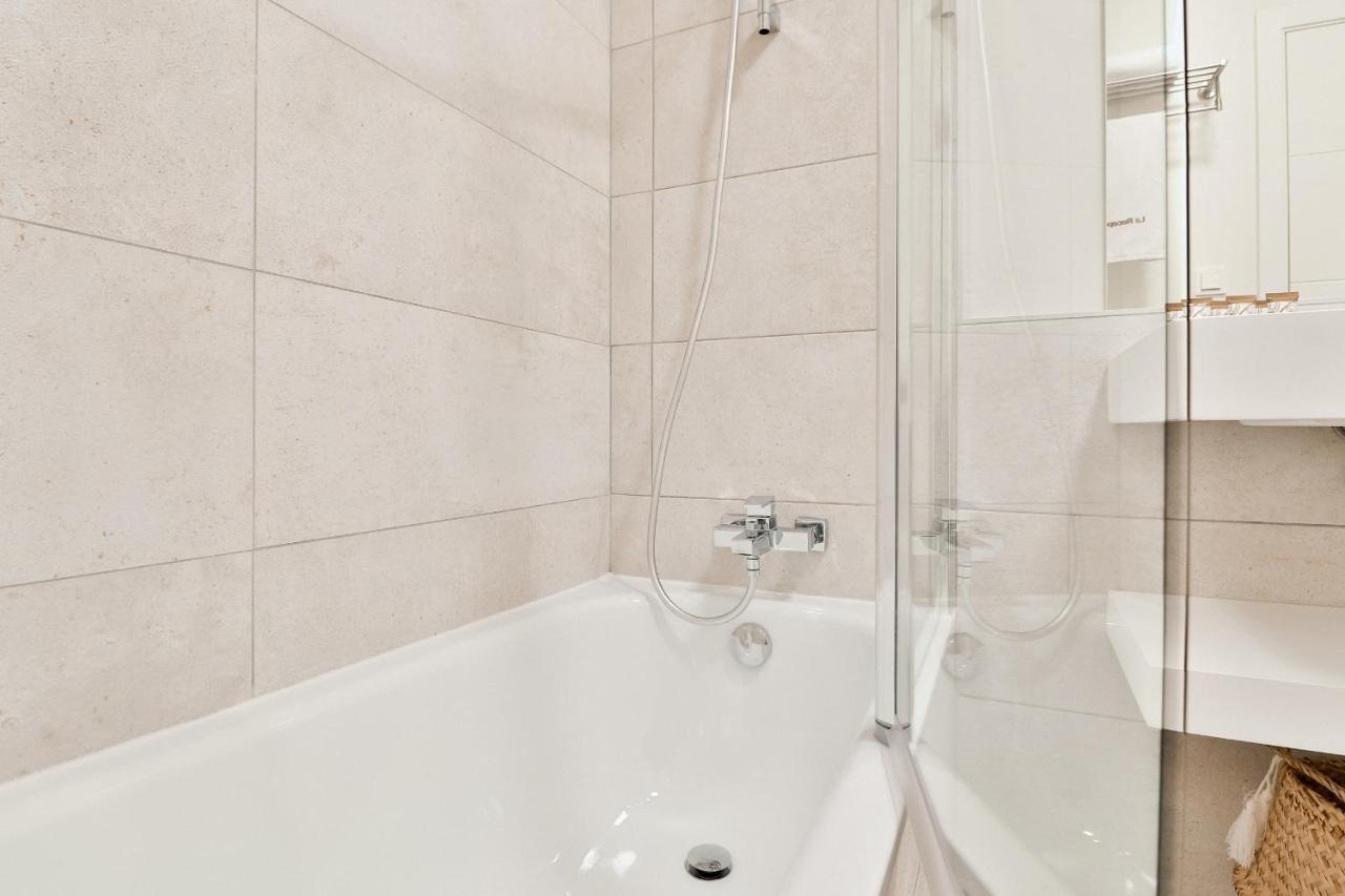 C74 - Marvelous 3 Bedroom In Historical Apartment *