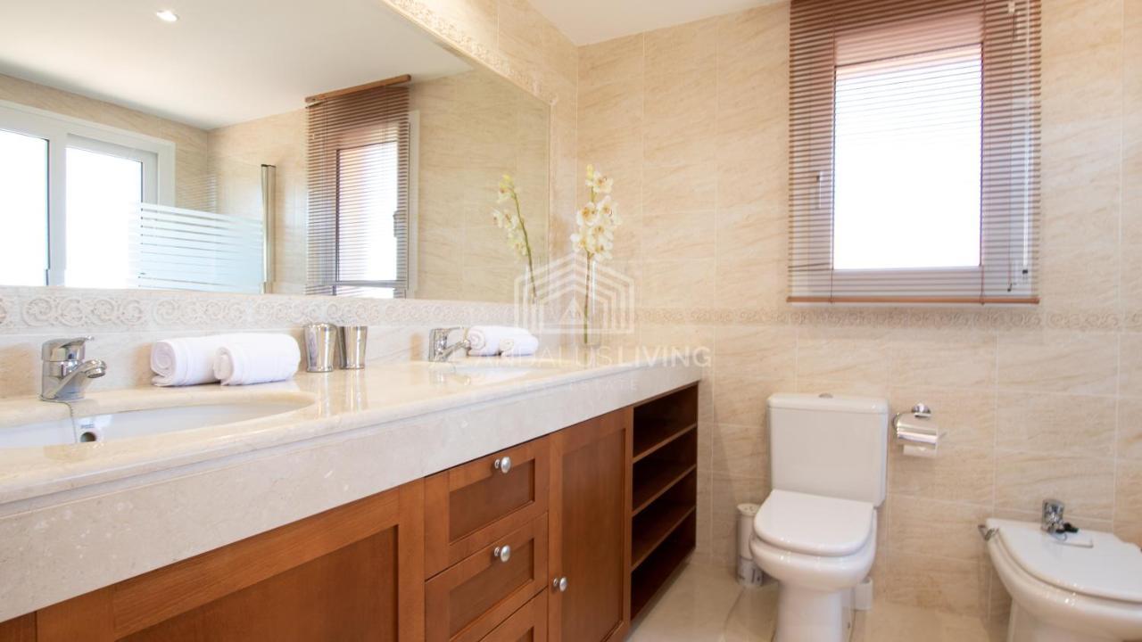 Spacious Perfectly Maintained House With Private Garden And Communal Pool In Riviera Del Sol