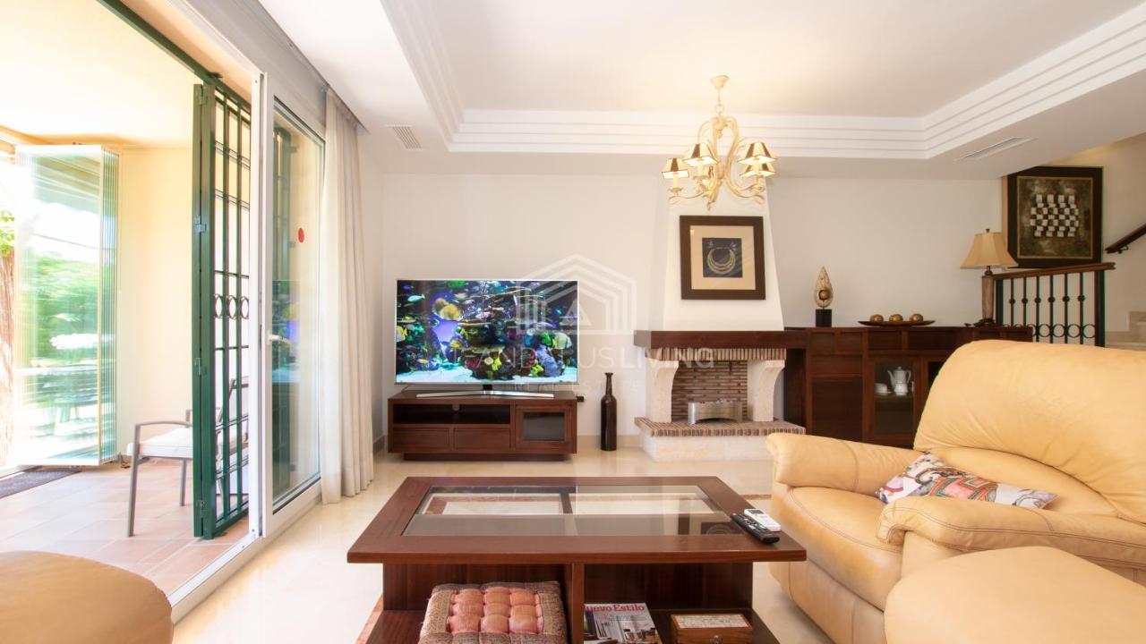 Spacious Perfectly Maintained House With Private Garden And Communal Pool In Riviera Del Sol Villa Malaga