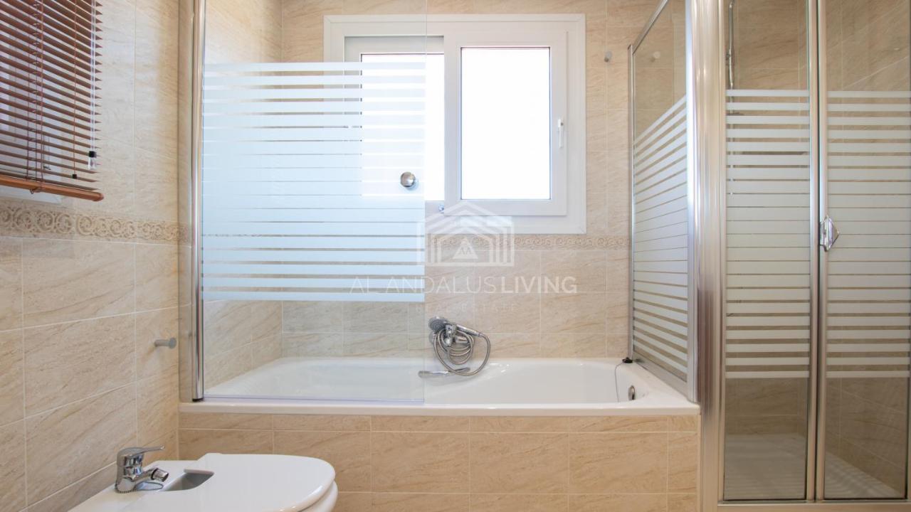 Villa Spacious Perfectly Maintained House With Private Garden And Communal Pool In Riviera Del Sol