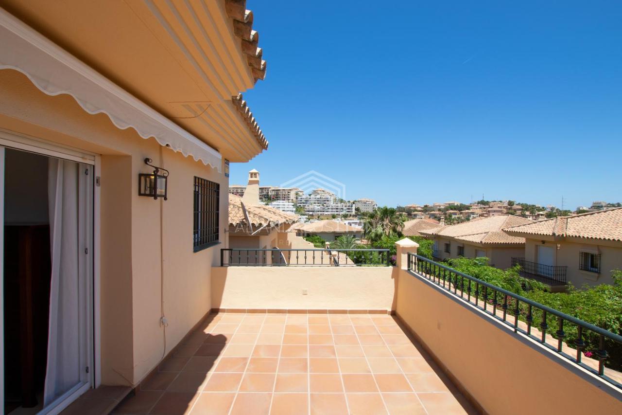 Spacious Perfectly Maintained House With Private Garden And Communal Pool In Riviera Del Sol Malaga