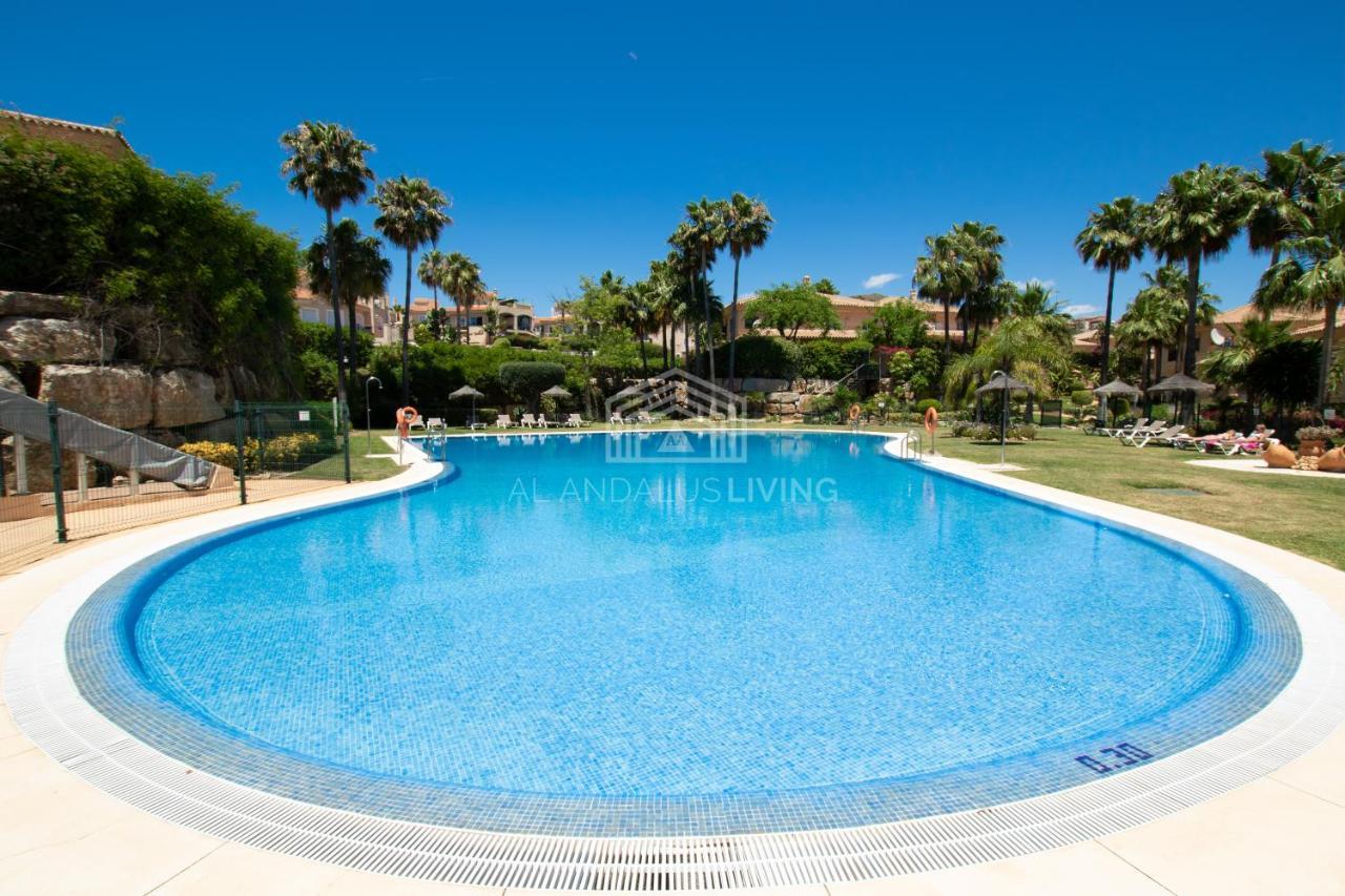 Spacious Perfectly Maintained House With Private Garden And Communal Pool In Riviera Del Sol Villa *