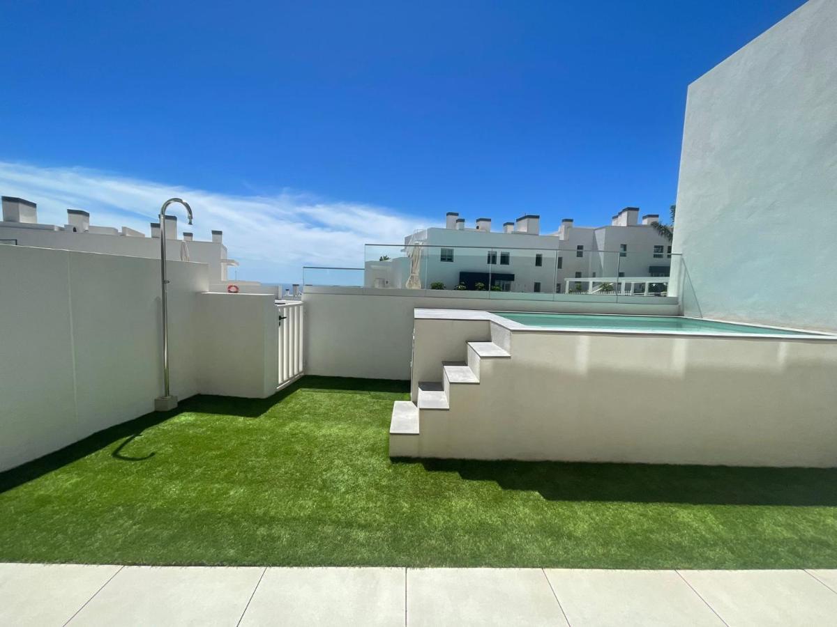 High End Large Ground Floor With Luxury Private Pool And Sea Views *