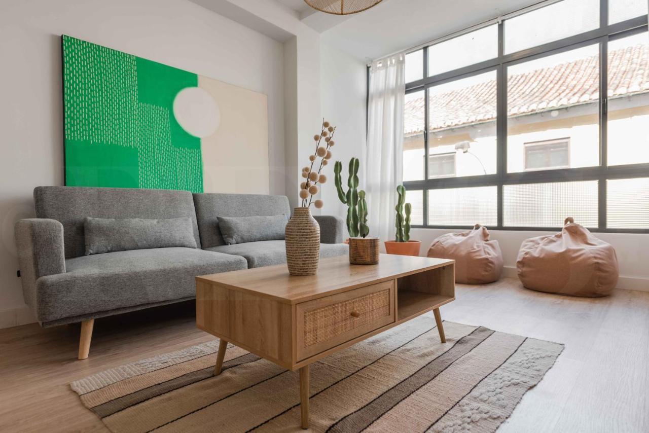 Peaceful & Bright With Patio - Center Apartment