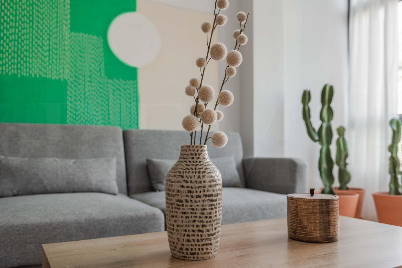 Peaceful & Bright With Patio - Center Apartment *