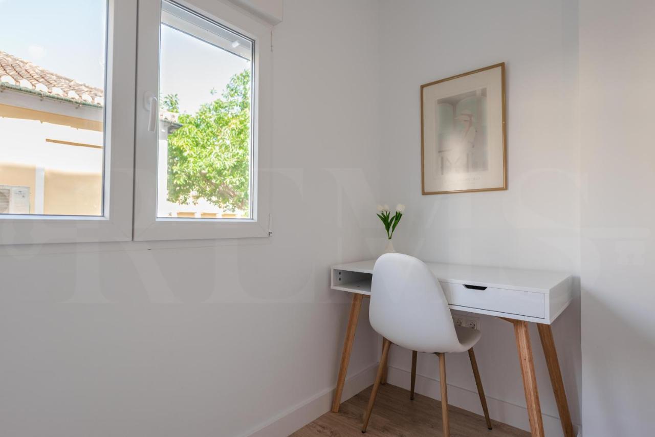 Peaceful & Bright With Patio - Center Apartment Malaga