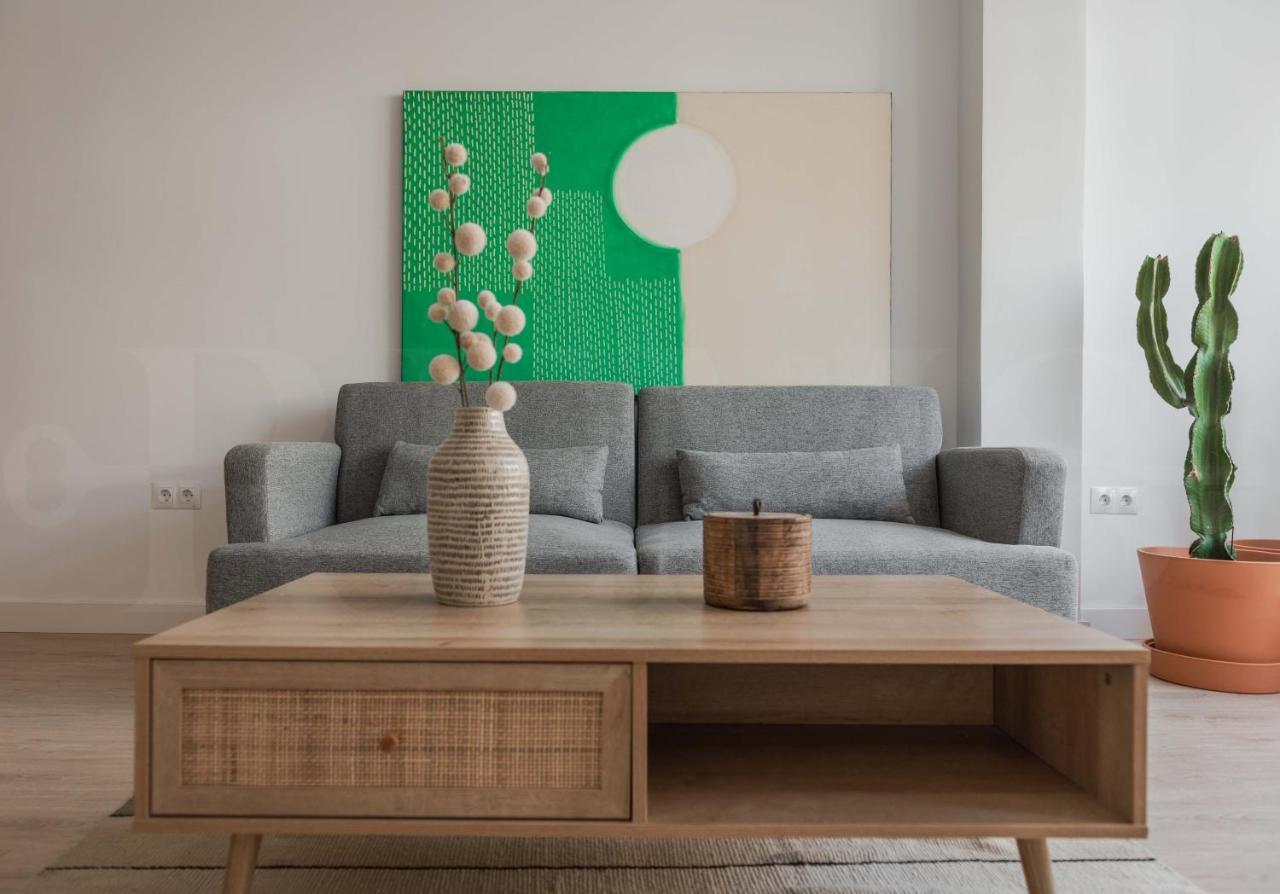 Peaceful & Bright With Patio - Center Apartment *