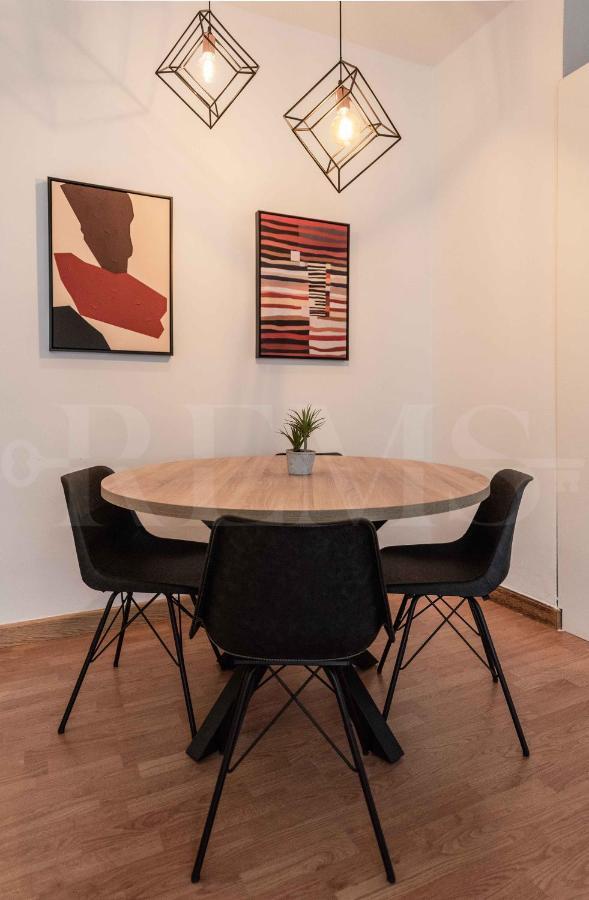 Apartamento Elegant With Community Pool & Parking - Center