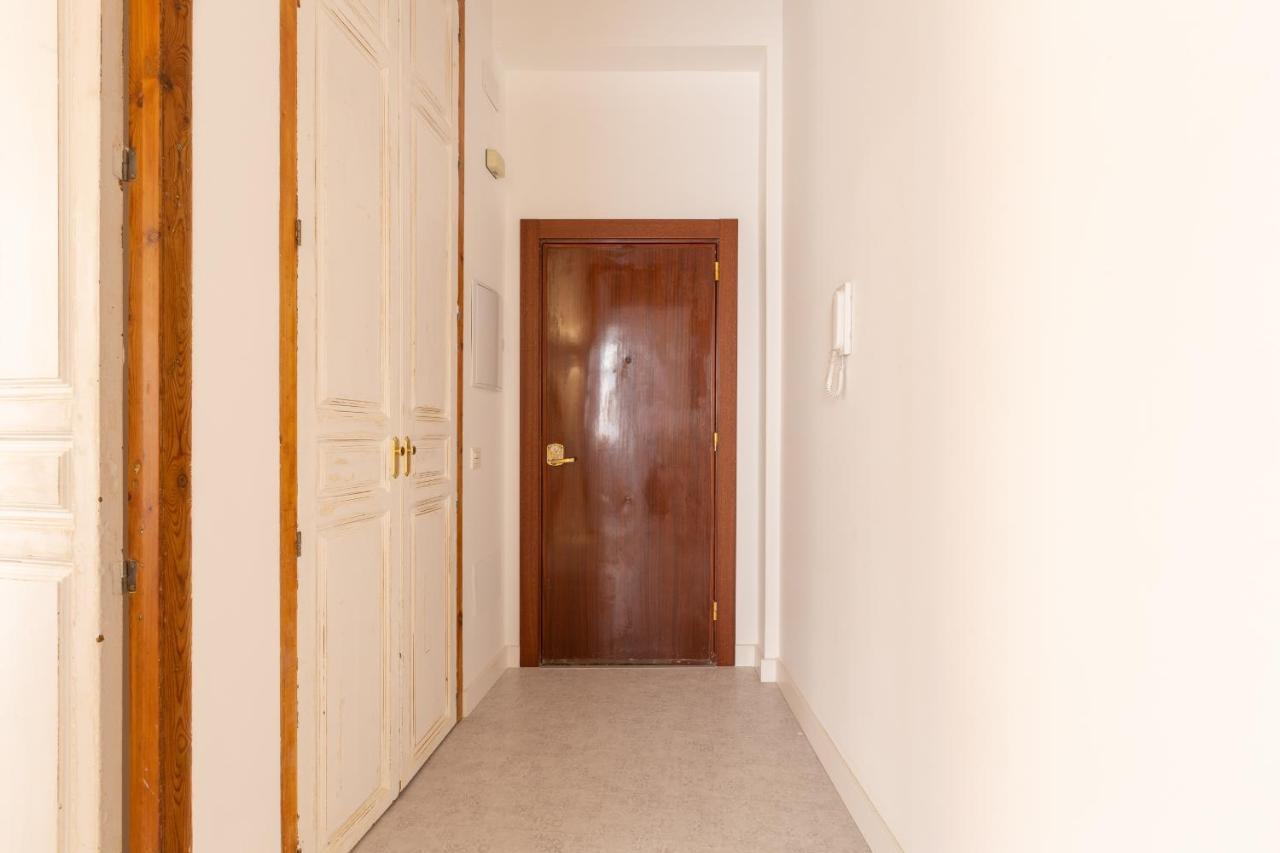 Wonderful With Three Bedrooms And Two Bathrooms In The Center
