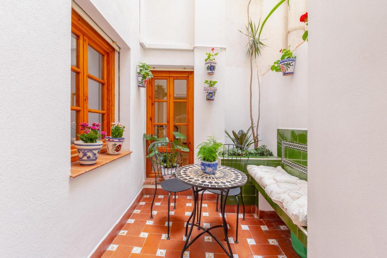 Bright With Patio And Balconies In The Center *