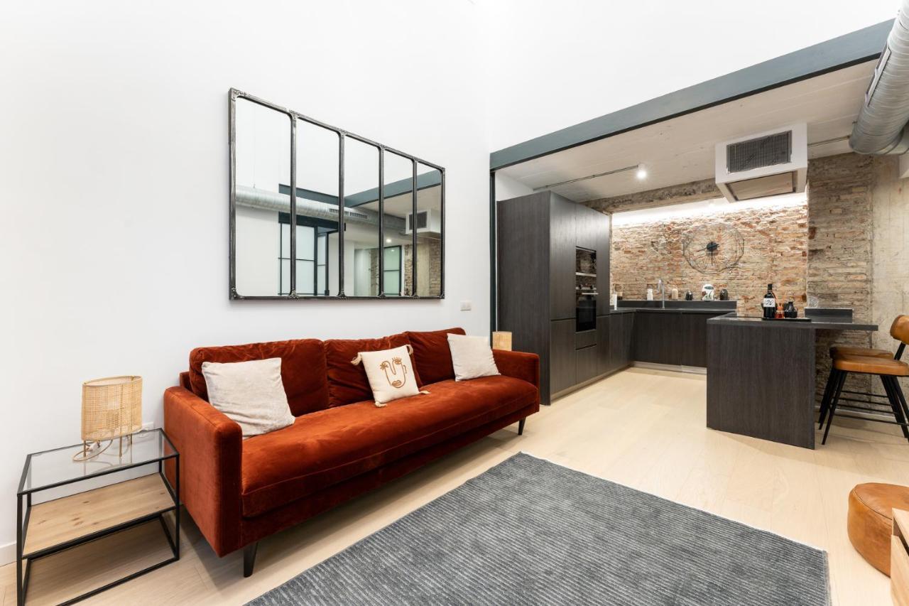 High Ceiling Gem In Heart Of Historic District *