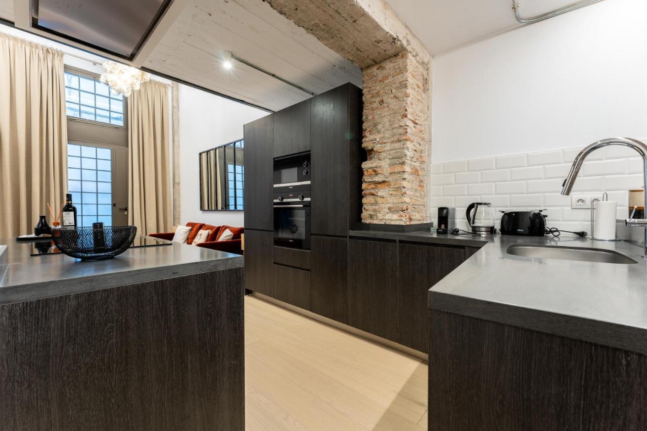 High Ceiling Gem In Heart Of Historic District