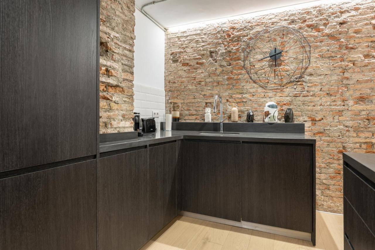 High Ceiling Gem In Heart Of Historic District *