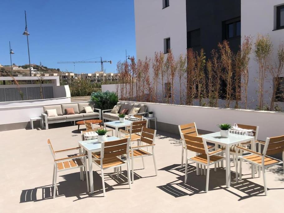 Bajo Con Jardin En Primera Linea De Playa Málaga