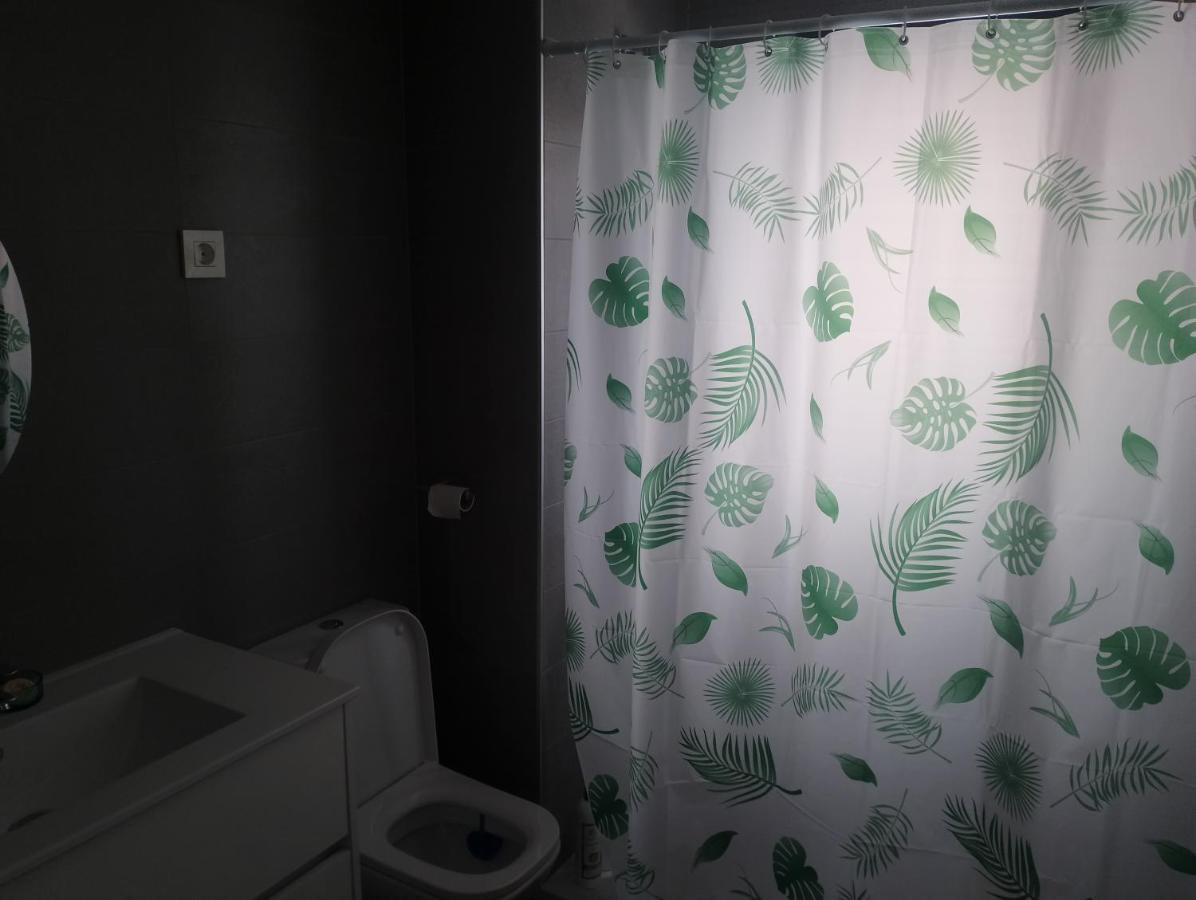 Bajo Con Jardin En Primera Linea De Playa Málaga