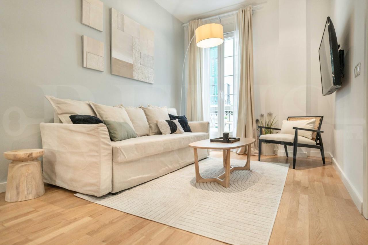 Comfortable With Balcony - Center Apartment *