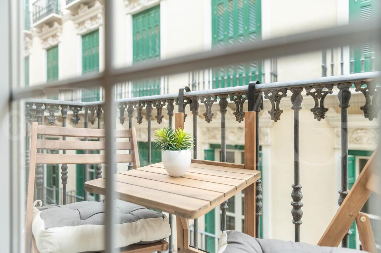 Comfortable With Balcony - Center Apartment *
