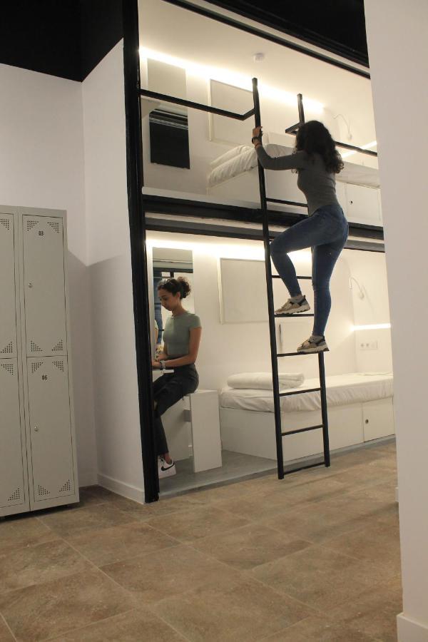 Capsule hotel M Pods