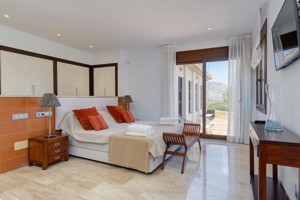 Uno - Stunning 4 Bedroom With Pool Málaga