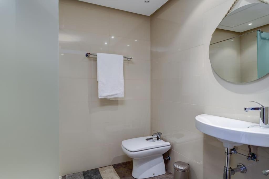 Uno - Stunning 4 Bedroom With Pool *