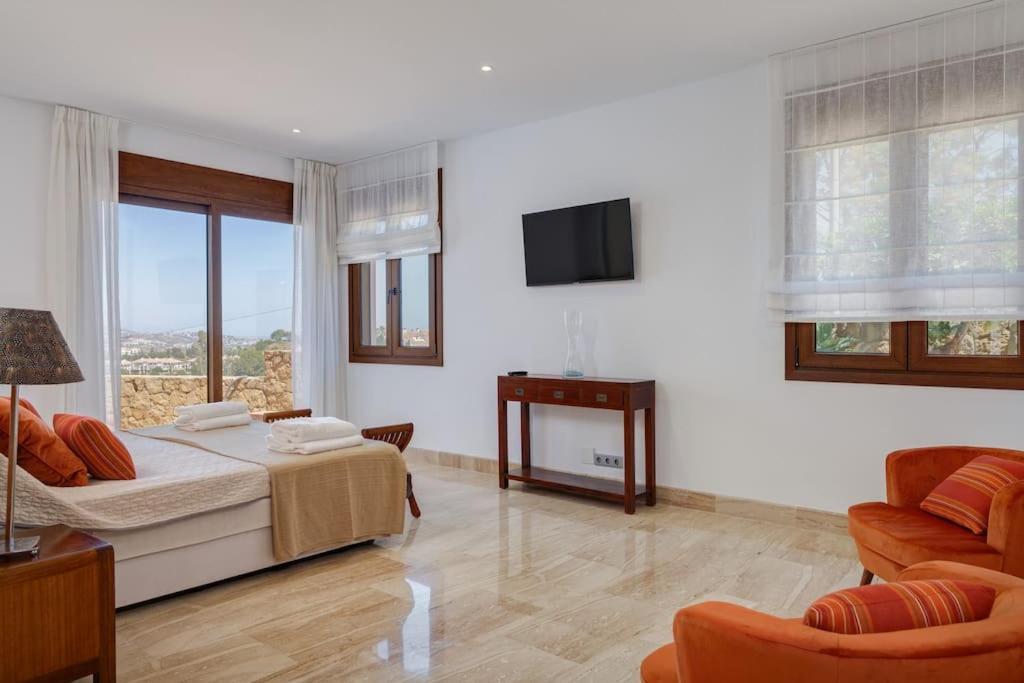 Villa Uno - Stunning 4 Bedroom With Pool *