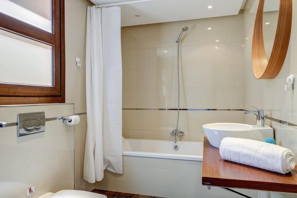 Uno - Stunning 4 Bedroom With Pool *