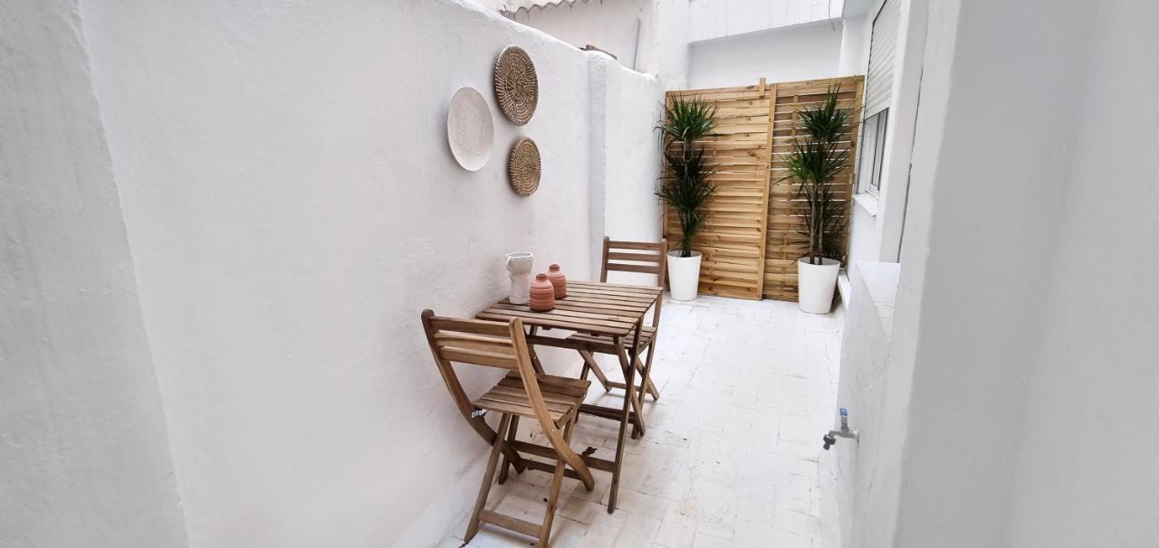 Peaceful & Bright With Patio - Center