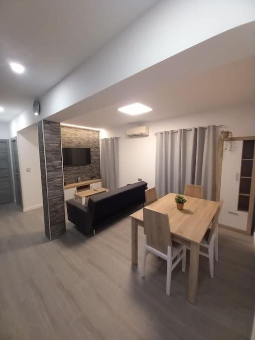 Family Flat Close To The Centre-v-estrell *