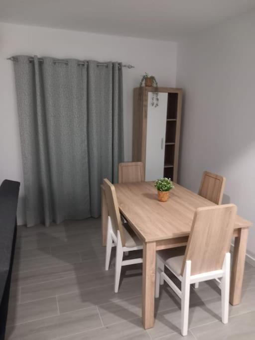Family Flat Close To The Centre-v-estrell Apartamento *