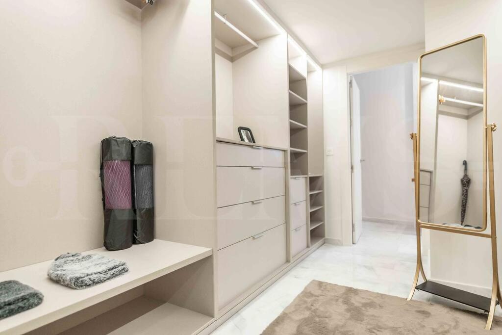 Luxurious In Center With Parking By Rems *