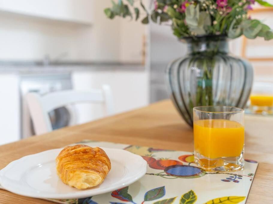 Nino De Guevara's Andalusian Charm: The Essence Of City Center Apartamento