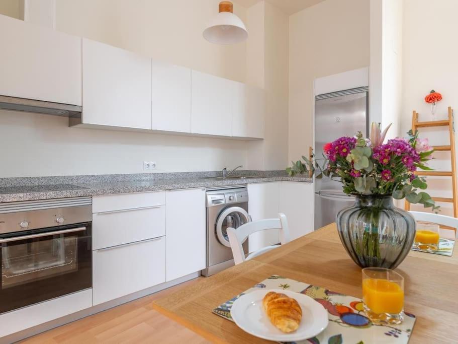 Nino De Guevara's Andalusian Charm: The Essence Of City Center Apartamento *