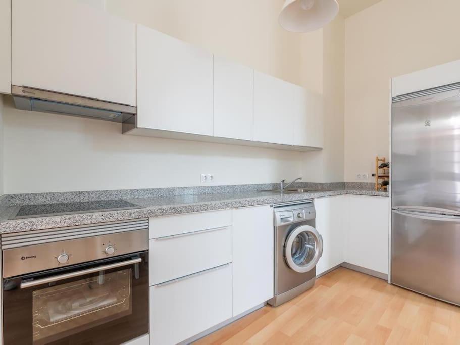 Nino De Guevara's Andalusian Charm: The Essence Of City Center Apartamento *
