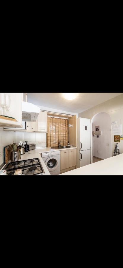 Seaside Serenity: 2br Getaway Apartamento Málaga