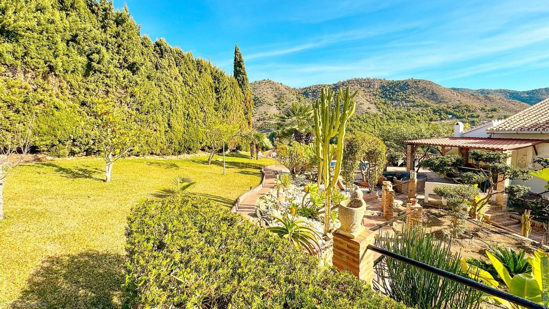 Hazilla De Raya Villa