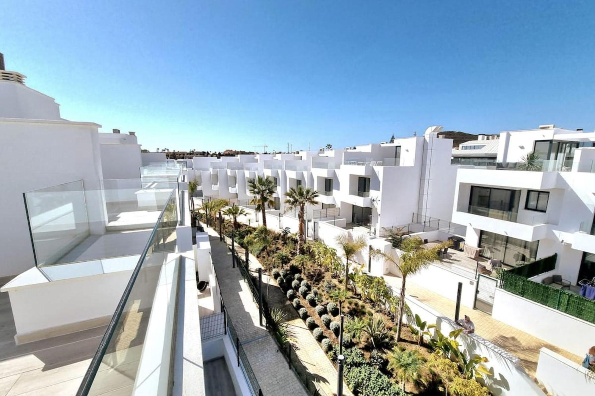 Modern Terrassed House Close Сasa de vacaciones