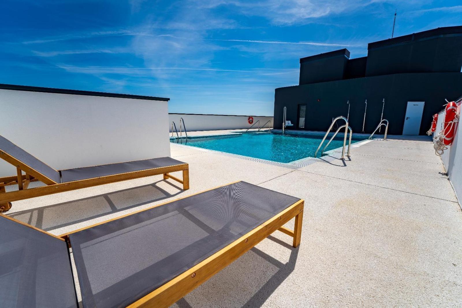 Skyline 4 Pool & Parking Free Holiday home *