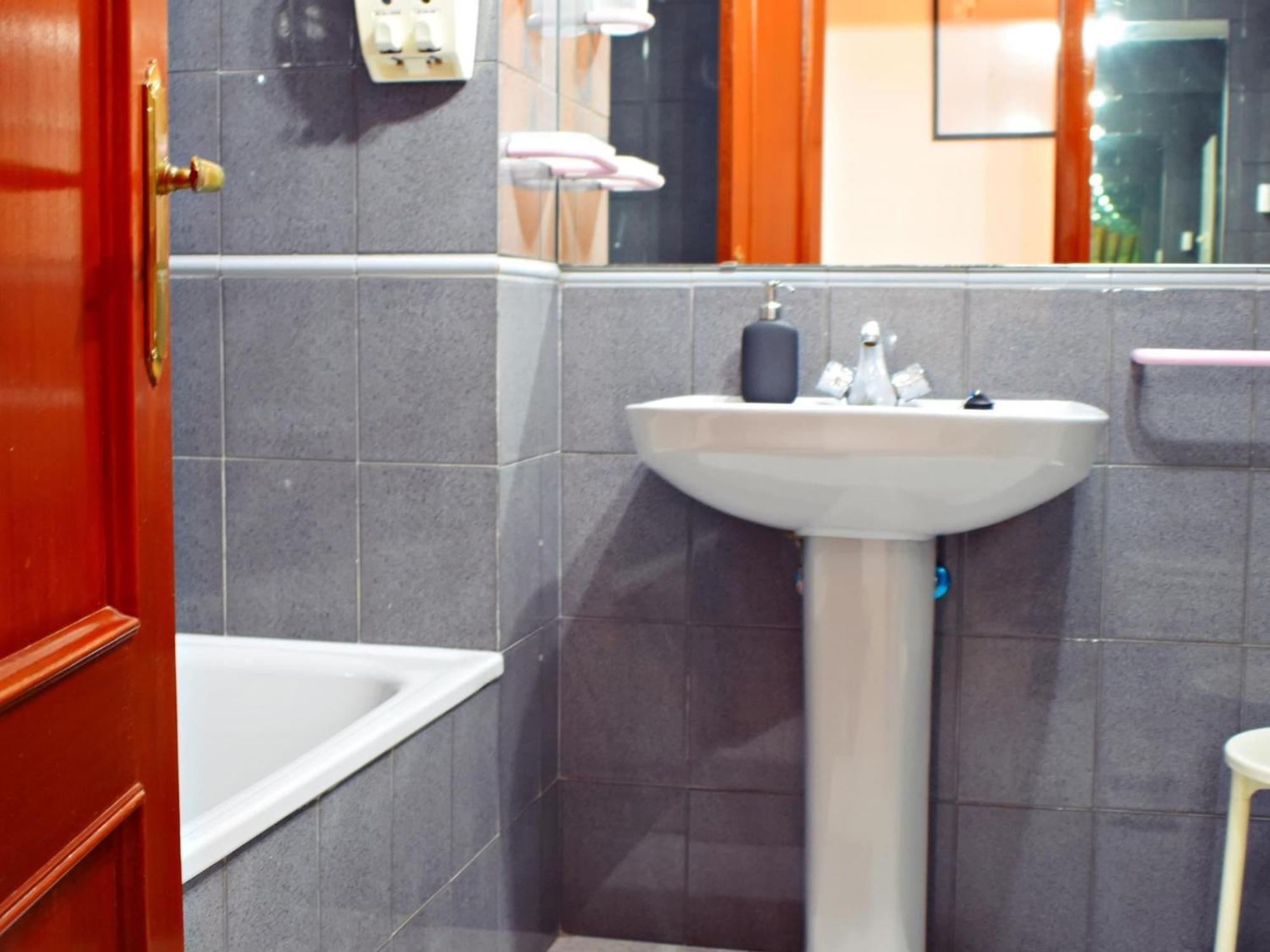Amplio Y Luminoso Cerca Del Centro Y La Playa Con Piscina Y Parking Privado Apartamento *