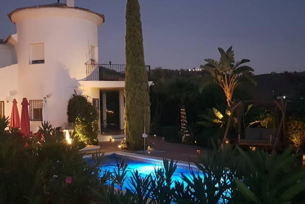 Torre Mit Pool Und Bergpanorama Malaga