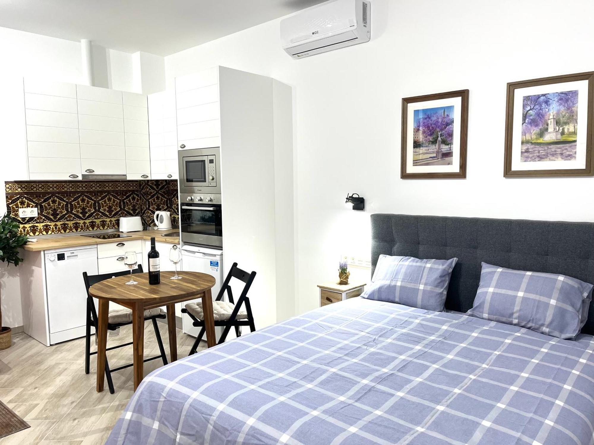 Malasana 51, New Art Apartment, Breakfast Included, Historic Center, Quite Neighborhood, Ml Malaga