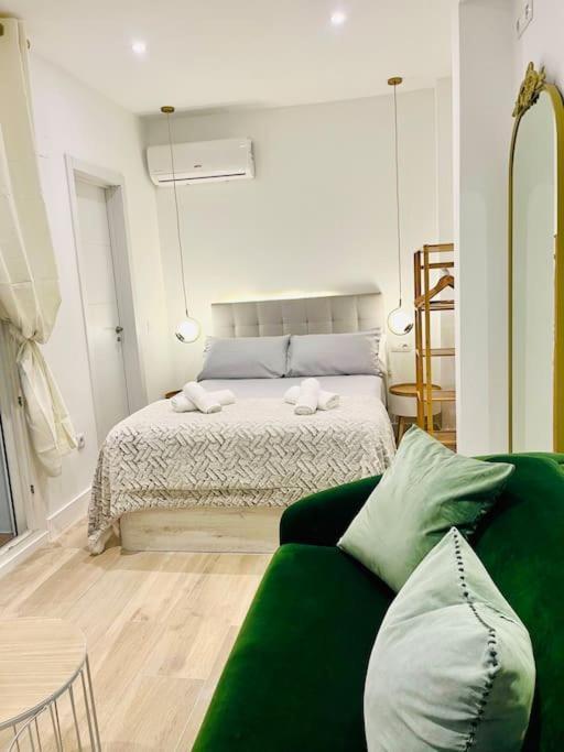 New Luxurious Studio With Patio/center